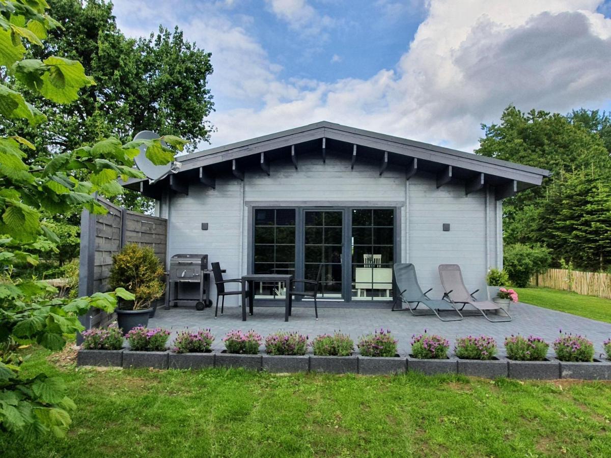 Idyllisches-Blockbohlenhaus-Mit-Eigenem-Garten-Und-Sauna-Zum-Wohlfuehlen Martensrade Bagian luar foto