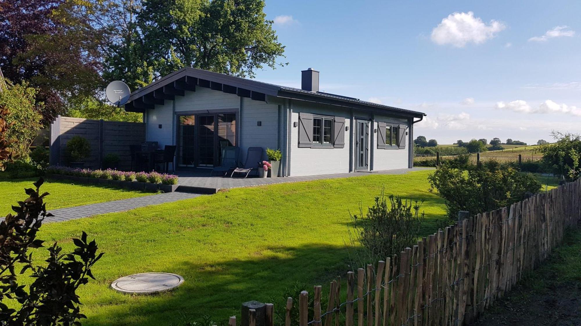Idyllisches-Blockbohlenhaus-Mit-Eigenem-Garten-Und-Sauna-Zum-Wohlfuehlen Martensrade Bagian luar foto