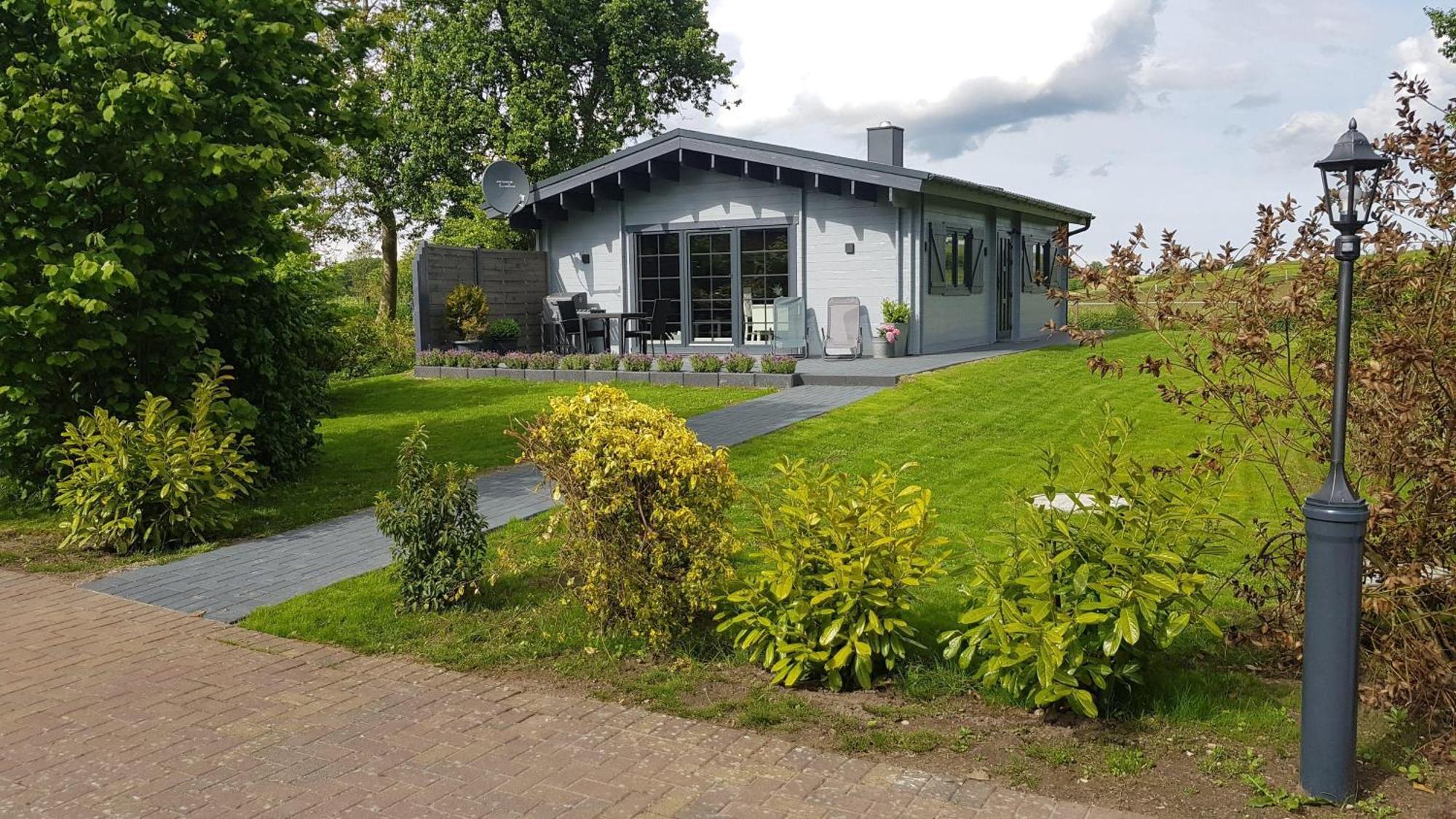 Idyllisches-Blockbohlenhaus-Mit-Eigenem-Garten-Und-Sauna-Zum-Wohlfuehlen Martensrade Bagian luar foto
